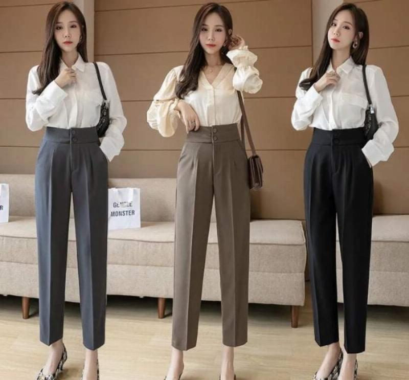 Phong cách phối áo vest nữ thanh lịch với áo blouse lụa, thể hiện sự sang trọng và hiện đại của phụ nữ